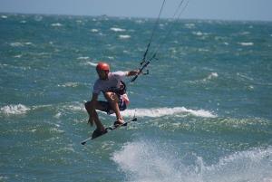 Ein Mann, der Kitesurfen im Meer auf dem Wasser in der Unterkunft Casa Blanca Hotel Boutique in Santa Marianita