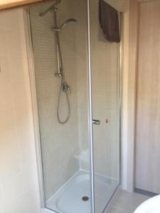 La salle de bains est pourvue d'une douche avec une porte en verre. dans l'établissement Ca' di Bianca, à Moneglia