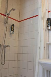 un baño con ducha y lavabo en Hotel Prins Hendrik, en Ámsterdam 55 fotos más