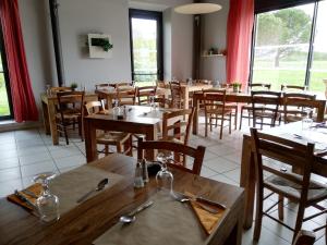 En restaurant eller et spisested på Domaine de Garabaud