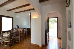 een woonkamer met een tafel en een eetkamer bij LES CAPELLES 37 in L'Estartit