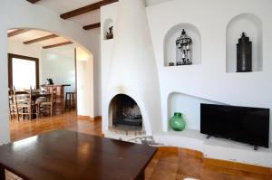 een woonkamer met open haard en tv bij LES CAPELLES 37 in L'Estartit