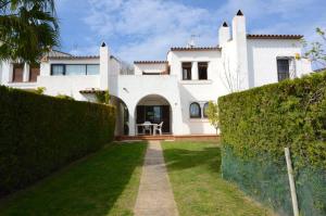 een wit huis met een tuin en een hek bij LES CAPELLES 37 in L'Estartit