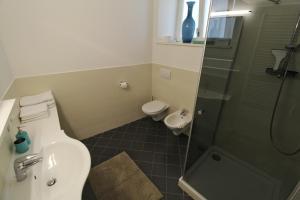 A bathroom at Maria von Buol - Wohnen in Kaltern