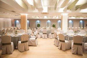 Reštaurácia alebo iné gastronomické zariadenie v ubytovaní Hotel Olympia Valencia + 37 fotografií