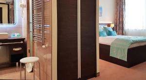 Postel nebo postele na pokoji v ubytování Hotel Czinege & Étterem