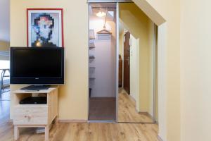 Telewizja i/lub zestaw kina domowego w obiekcie Apartments Gdynia Bema by Renters
