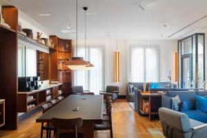 
a living room filled with furniture and a kitchen at Praktik Èssens in Barcelona
