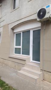 - un bâtiment avec une fenêtre et un escalier dans l'établissement Belvárosi apartman, à Szigetvár