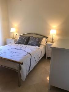 een slaapkamer met een bed met 2 tafels en 2 lampen bij ÁTICO - Playa Paraíso - Cabo de Palos - La Manga - VV MU3896 in Cabo de Palos