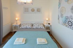 シュチルクにあるSun&Sport Apartament TURKUS w super lokalizacji niedaleko wyciąguのベッドルーム1室(ベッド1台、ナイトスタンド2台付)