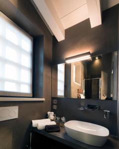 bagno con lavandino e grande specchio di Bed & Breakfast Bure Alto a San Pietro in Cariano