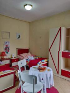 - une chambre avec un lit, une table et des chaises dans l'établissement Private room historic center Elbasan, à Elbasan