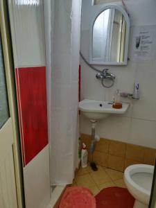 Phòng tắm tại Private room historic center Elbasan