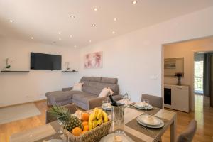 uma sala de estar com uma mesa com fruta em Apartment Ankica with beautiful sea view em Podstrana
