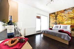 um quarto com uma garrafa de vinho e uma cama em APARTAMENT CENTRUM - 2 em Toruń