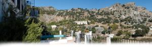 uma vista para uma montanha com uma piscina em Laguneta 32 GRAZALEMA em Grazalema