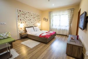 Posteľ alebo postele v izbe v ubytovaní Nyirfa Apartmanház