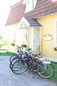 een groep fietsen geparkeerd voor een huis bij Tammiston Apartments in Naantali