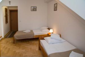 Кровать или кровати в номере Pokoje Gościnne Dom św. Szymona