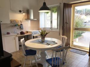 une cuisine avec une table et des chaises dans l'établissement Casa Ferreri, à Torre Grande