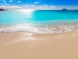 a sandy beach with the ocean in the background at Hotel Maravillas del Mundo in Calpe