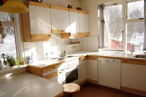 uma cozinha com armários brancos e um forno de fogão branco em Úlfarsfellsvegur 20, 113 Rvk Birkihlid em Reykjavík