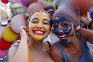 two women with painted faces and face paint at Hotel Maravillas del Mundo in Calpe