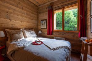 Un pat sau paturi într-o cameră la Le Refuge de Serre-Chevalier, dans un esprit chalet, commune de Le Monêtier-les-Bains