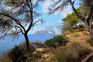 a view of the water with a mountain in the background at Hotel Maravillas del Mundo in Calpe