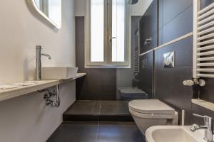 Um banheiro em Matteotti, Bologna by Short Holidays