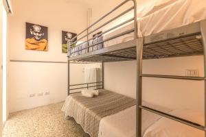 Uma ou mais camas em beliche em um quarto em Matteotti, Bologna by Short Holidays