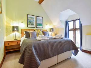 A bed or beds in a room at Stepping Stones