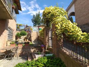 un jardín con flores amarillas en una valla en Casa SoleLuna, en Siena