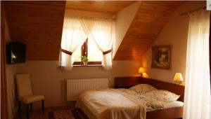 una camera con letto e finestra con tende di A-Prim a Oświęcim