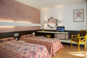 Ein Bett oder Betten in einem Zimmer der Unterkunft Hôtel Urbain V
