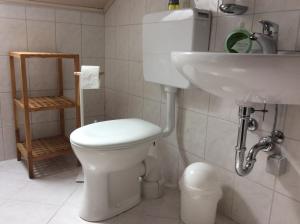 Ένα μπάνιο στο Ferienwohnung Heddesheim