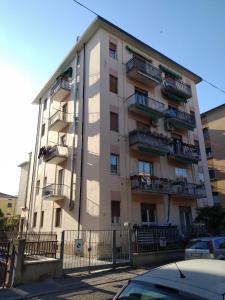 ARNO ROOMS VERONA في فيرونا: مبنى طويل وبه شرفات على جانبه