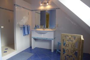 Ett badrum på Domaine de la Maison Neuve