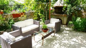 Κήπος έξω από το Kapougiati Studios