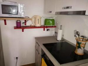 A kitchen or kitchenette at Stranizza d'amuri, al Capo vero cuore di Palermo vedi anche atocà1