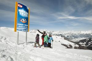 a group of people standing on top of a snow covered mountain at Huis Fitaniki in Leogang