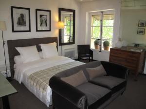 1 dormitorio con cama, sofá y escritorio en Appartement Cours Mirabeau CrsMb, en Aix-en-Provence