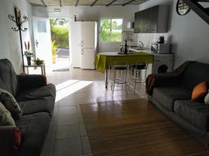 eine Küche und ein Wohnzimmer mit einem Sofa und einem Tisch in der Unterkunft Apartamento El Almendrero in El Pueblo