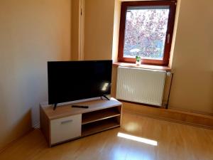 un soggiorno con TV a schermo piatto e finestra di Ferienwohnung "Kieperhof" a Dielmissen