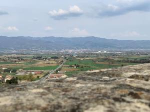 A general mountain view or a mountain view taken from a vendégházakat