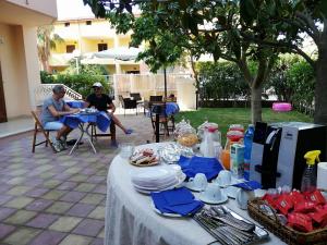 una mesa con platos y utensilios encima en La Porta del mare, en Villapiana