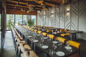 una sala da pranzo con lunghi tavoli e sedie gialle di Hotel Fregat a Kiev