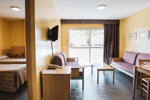 Telewizja i/lub zestaw kina domowego w obiekcie Apartamentos Turisticos Terralta