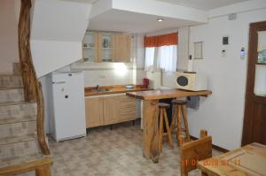 Una cocina con un refrigerador blanco y una mesa. en Apart Bungalows Amulen, en San Carlos de Bariloche 6 fotos más